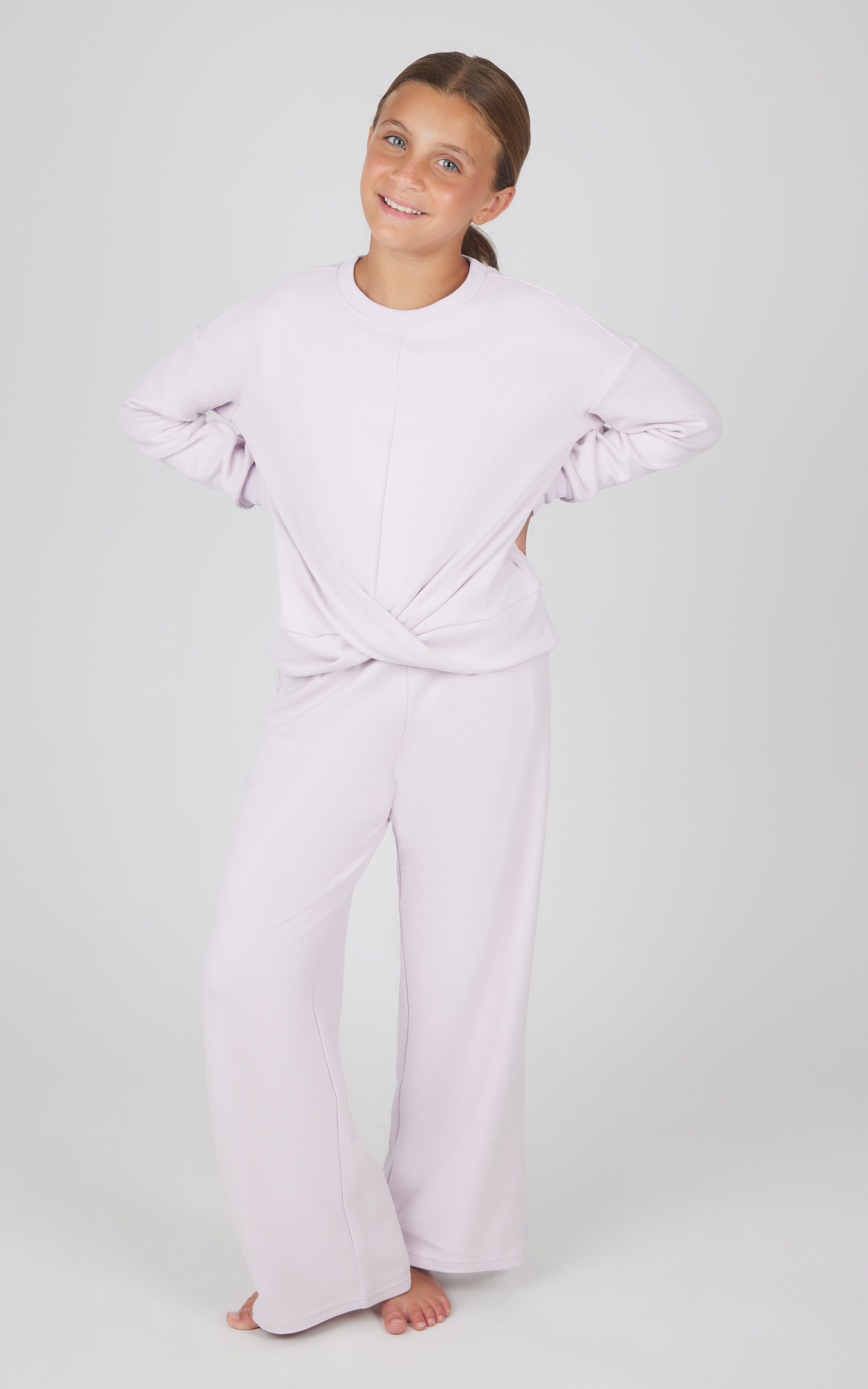 Girls light pink melange sweatshirt and wide-leg pants set with relaxed fit.